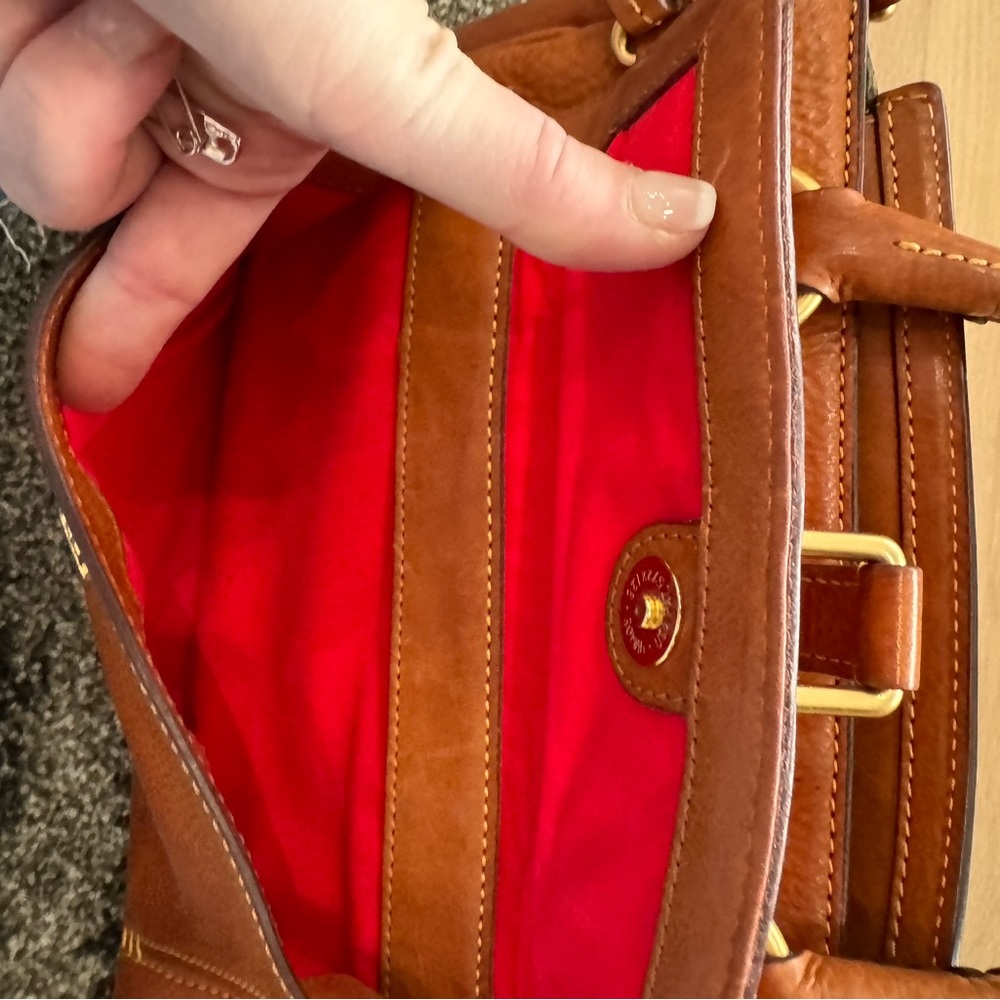 Beautiful Dooney & Bourke medium sz bag. Great  bag to add to your collection.